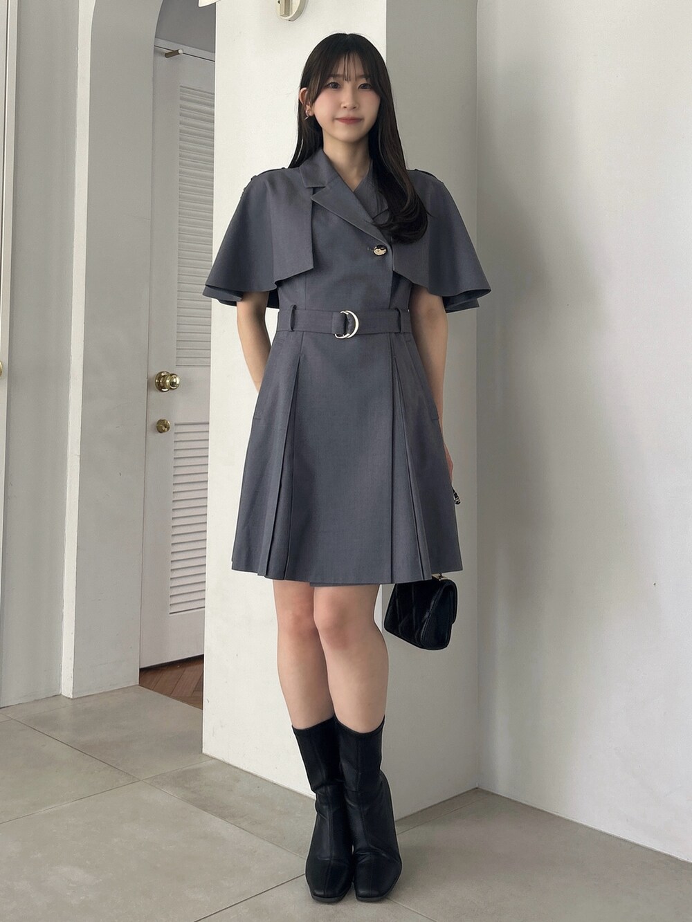 グレー系のワンピースを着用したレディースの秋コーディネートの5枚目の写真