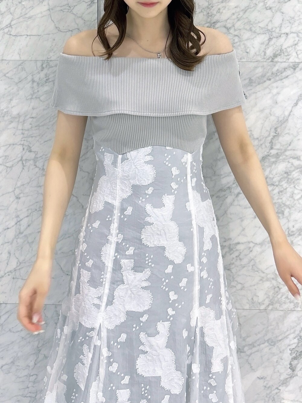 グレー系のワンピース、シルバー系のパンプスを着用したレディースの夏コーディネートの9枚目の写真