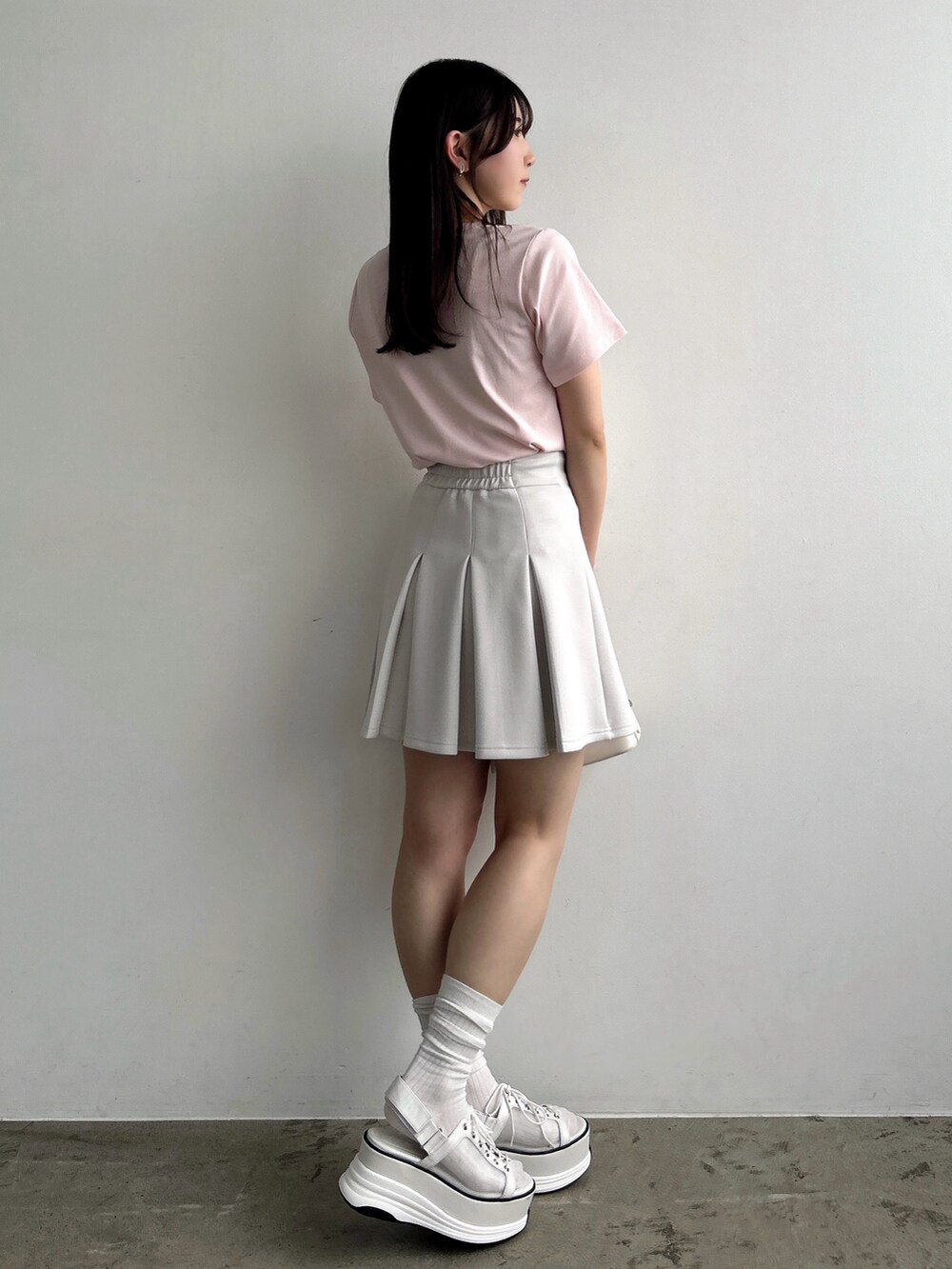 ピンク系のTシャツ/カットソー、ホワイト系のスカートを着用したレディースの春コーディネートの5枚目の写真