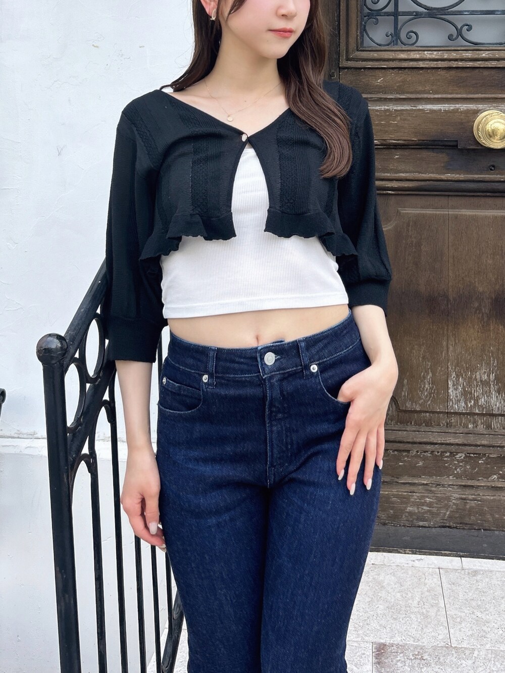 ブラック系のカーディガン/ボレロ、ブルー系のデニムパンツを着用したレディースの夏コーディネートの8枚目の写真
