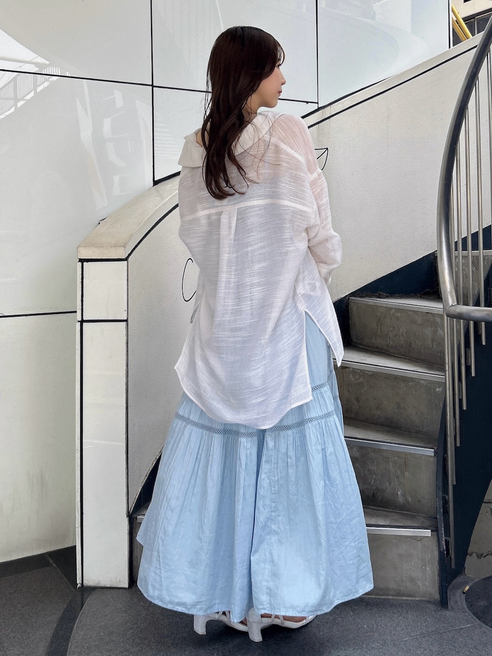 ホワイト系のシャツ/ブラウス、ブルー系のワンピース、ホワイト系のサンダルを着用したレディースの夏コーディネートの5枚目の写真