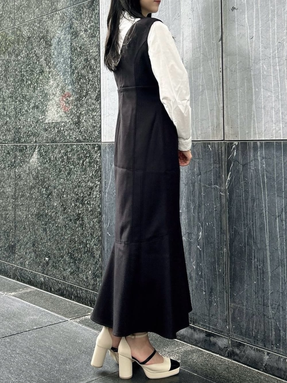 ホワイト系のシャツ/ブラウス、ブラック系のワンピース、ベージュ系のパンプスを着用したレディースの秋コーディネートの3枚目の写真