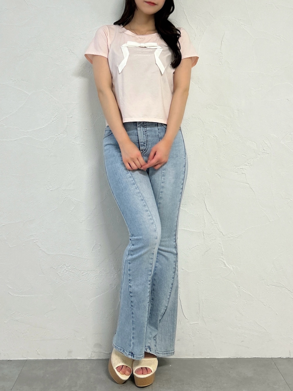 ピンク系のTシャツ/カットソー、ブルー系のデニムパンツ、ホワイト系のサンダルを着用したレディースの夏コーディネートの2枚目の写真