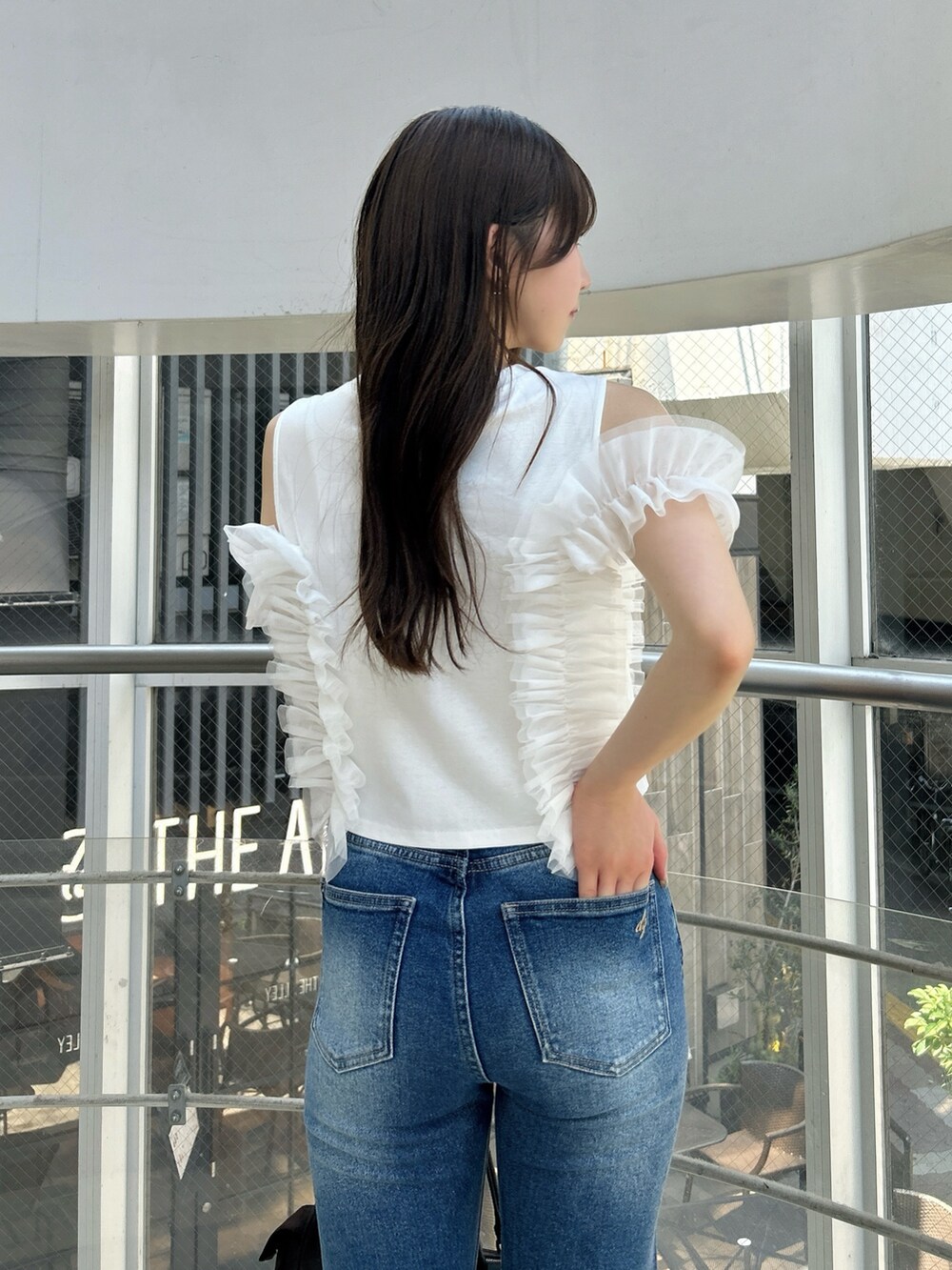 ホワイト系のTシャツ/カットソー、ブルー系のデニムパンツ、ホワイト系のサンダルを着用したレディースの夏コーディネートの10枚目の写真