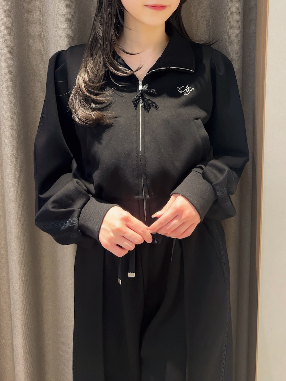 ブラック系のスウェットパンツ、ブラック系のスウェットを着用したレディースの冬コーディネートの5枚目の写真