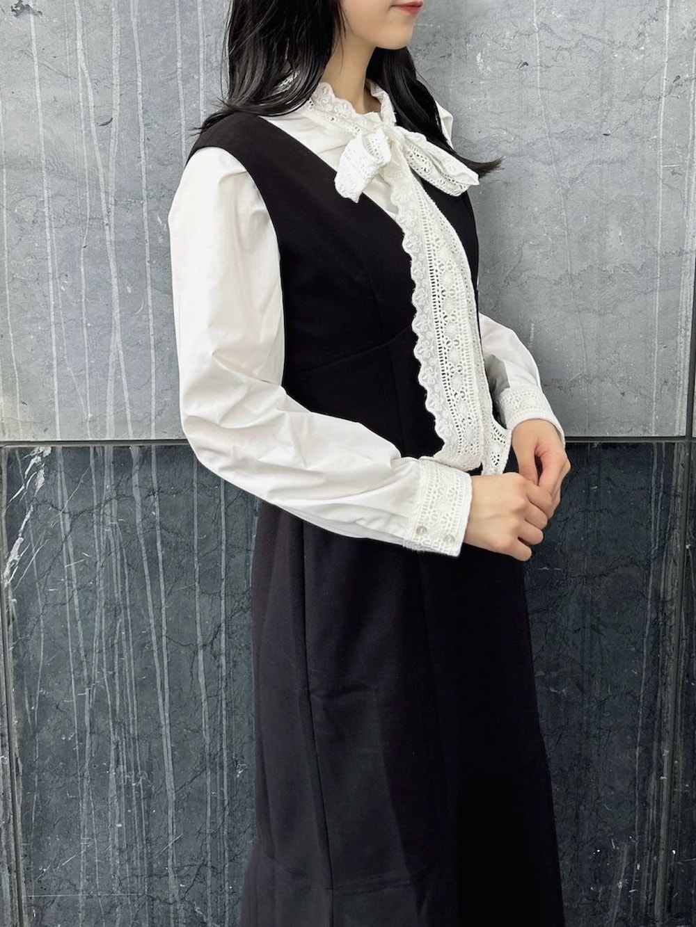 ホワイト系のシャツ/ブラウス、ブラック系のワンピース、ベージュ系のパンプスを着用したレディースの秋コーディネートの9枚目の写真