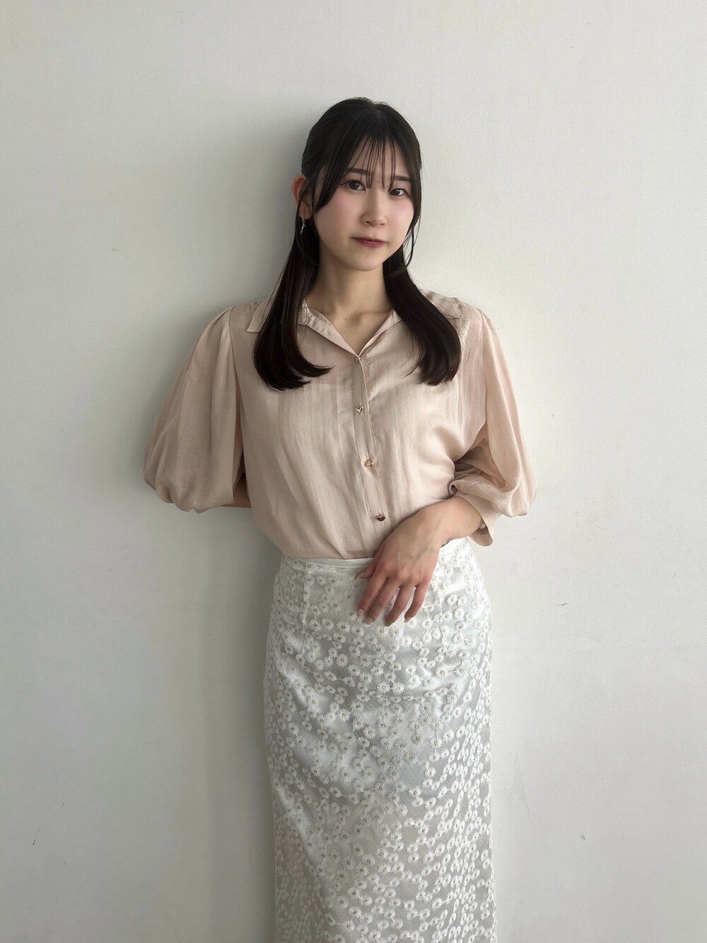 ホワイト系のスカート、ピンク系のシャツ/ブラウスを着用したレディースの春コーディネートの9枚目の写真