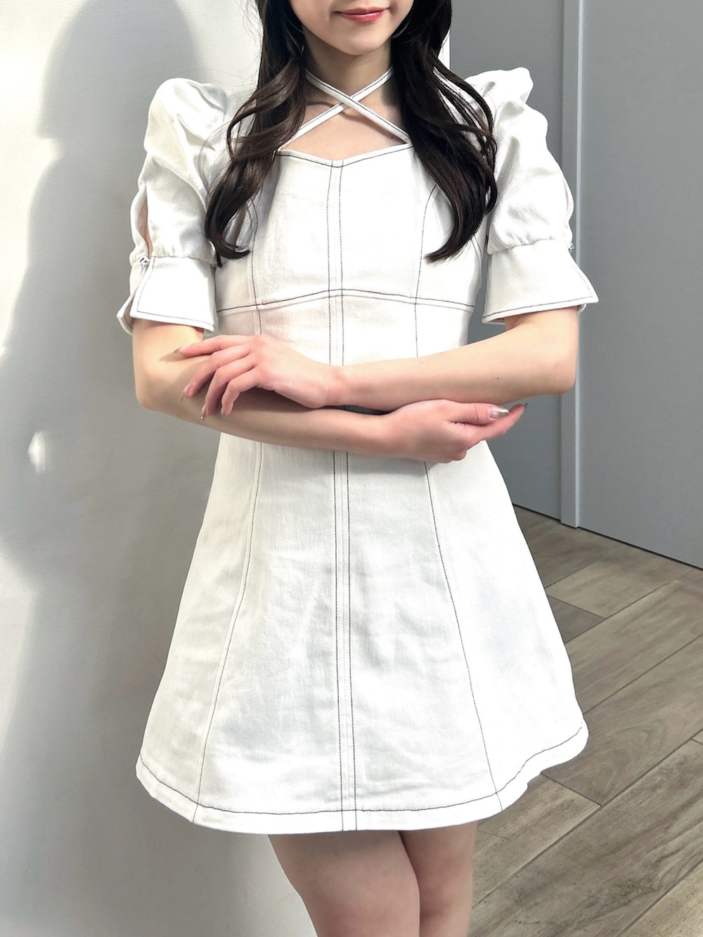 ホワイト系のワンピース、ホワイト系のサンダル、イエロー系のハンドバッグを着用したレディースの春コーディネートの10枚目の写真