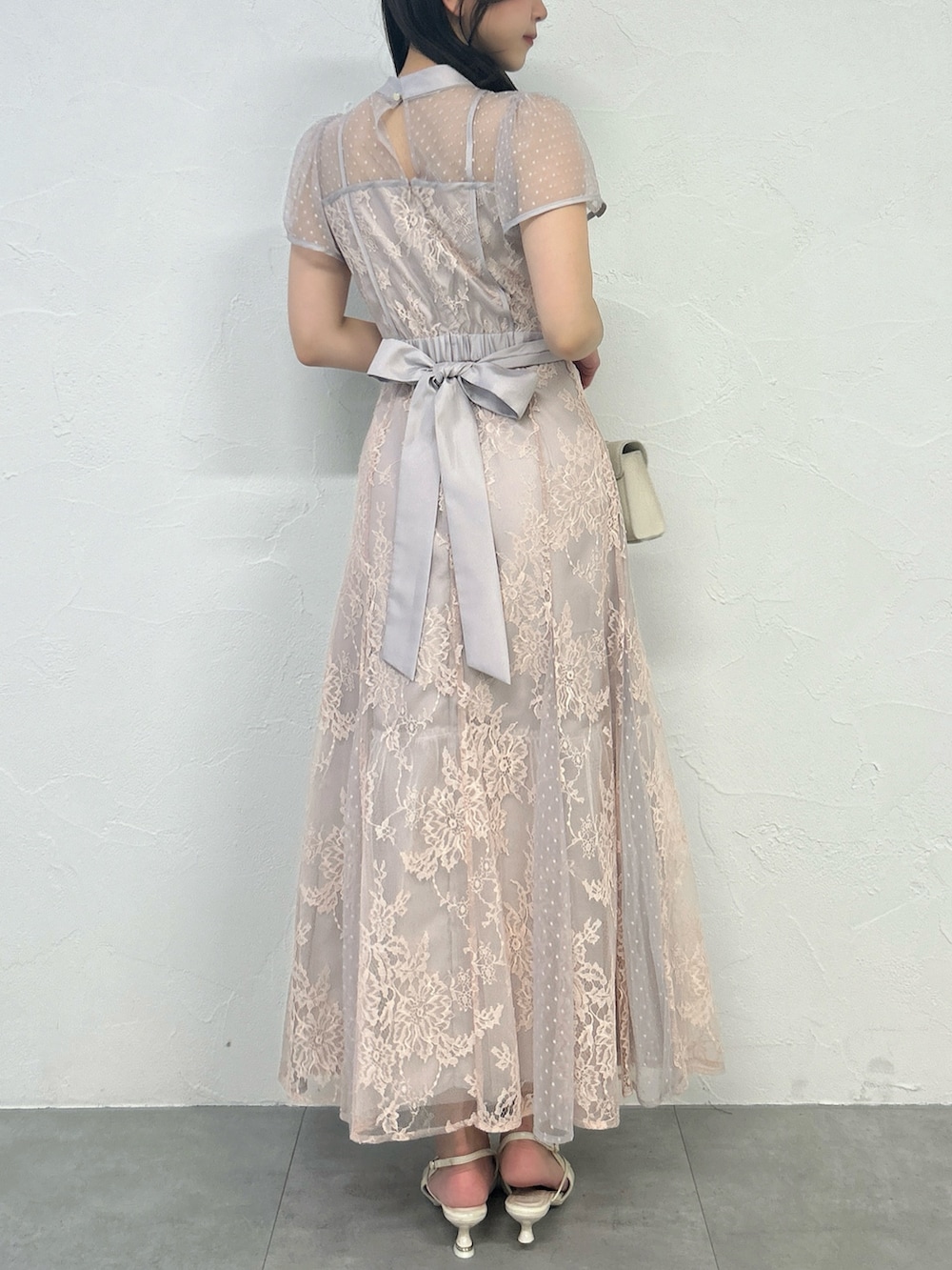 ピンク系のドレスを着用したレディースの冬コーディネートの4枚目の写真