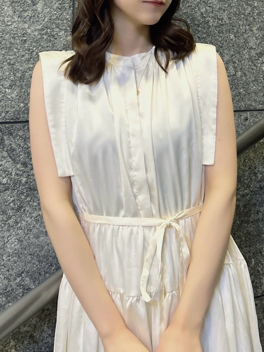 「dazzlin、ダズリン、夏コーデ、低身長コーデ、ラクチンコーデ、デートコーデ、お出かけコーデ、シンプルスタイル、きれいめカジュアル、ワンピース、ロングワンピース、ノースリーブ、メタリック、パンプス、骨格ウェーブ」｜「dazzlinのティアードノースリアソートワンピース（ワンピース、ホワイト系）」を使った、kahoさん（レディース・154cm）の夏コーディネートの6枚目の写真