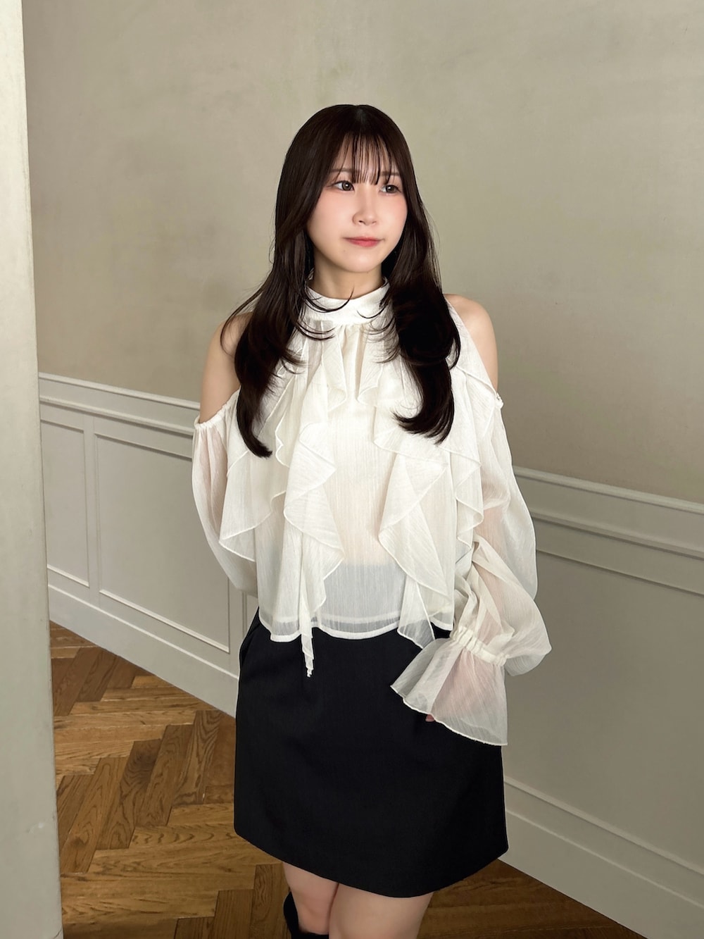 ホワイト系のシャツ/ブラウス、グレー系のスカート、ブラック系のブーツを着用したレディースの夏コーディネートの7枚目の写真