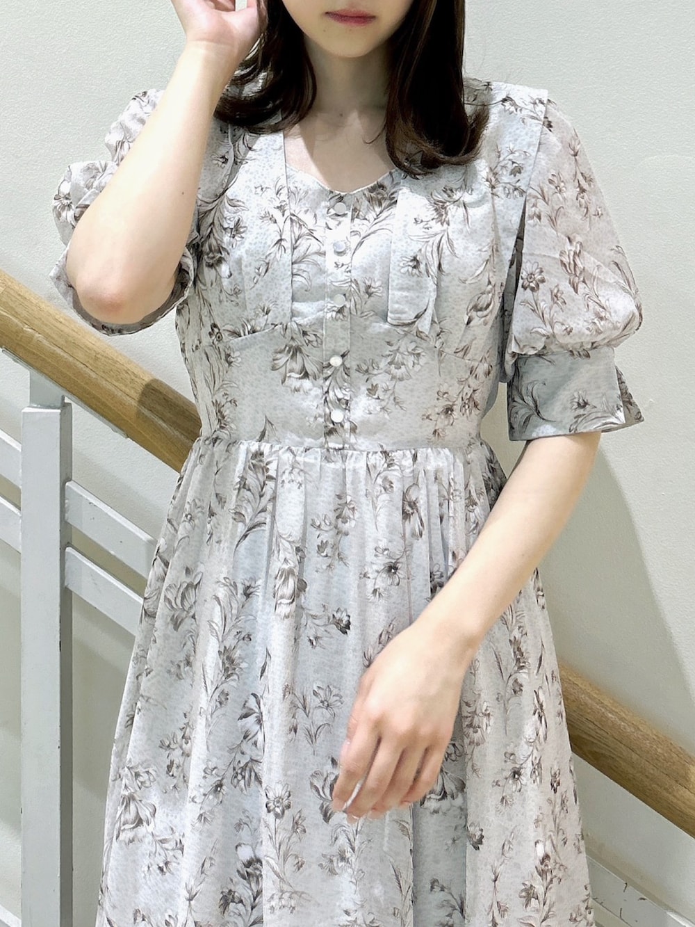 ホワイト系のワンピース、ホワイト系のパンプスを着用したレディースの秋コーディネートの5枚目の写真