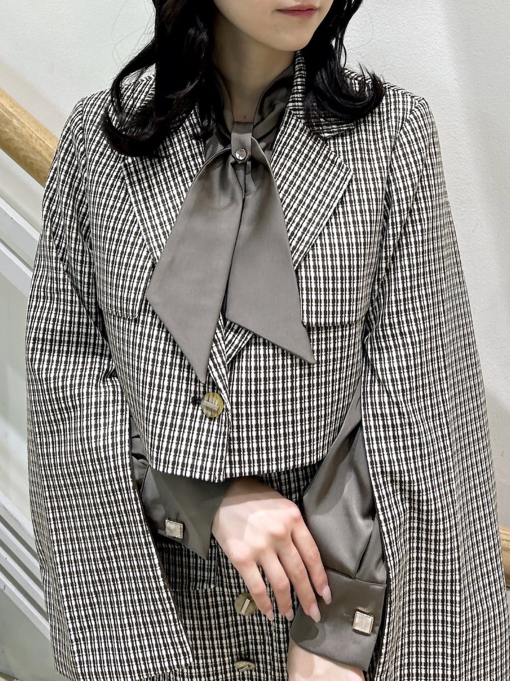 ブラウン系のスカート、ブラウン系のシャツ/ブラウス、ブラウン系のテーラードジャケットを着用したレディースの秋コーディネートの7枚目の写真