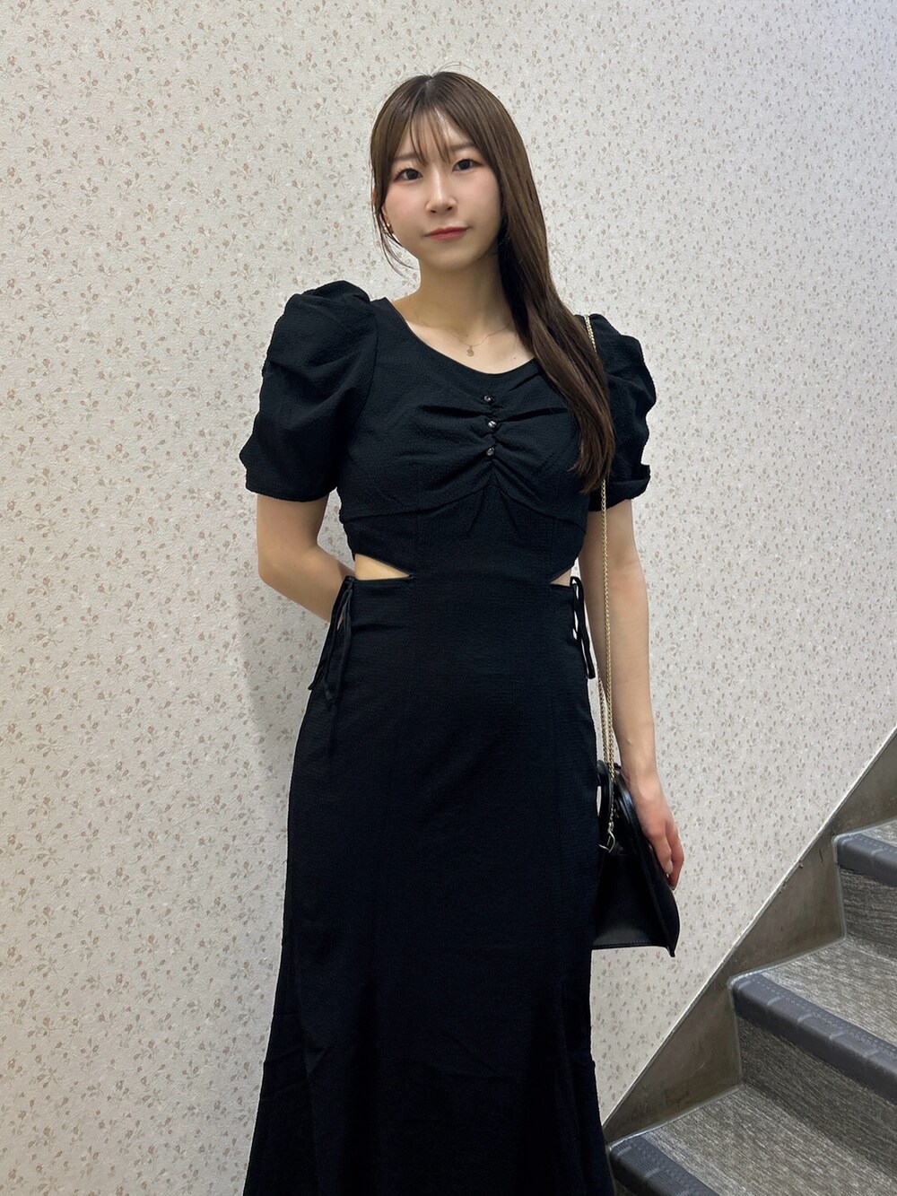 ブラック系のワンピース、ブラック系のハンドバッグ、ブラック系のサンダルを着用したレディースの夏コーディネートの7枚目の写真