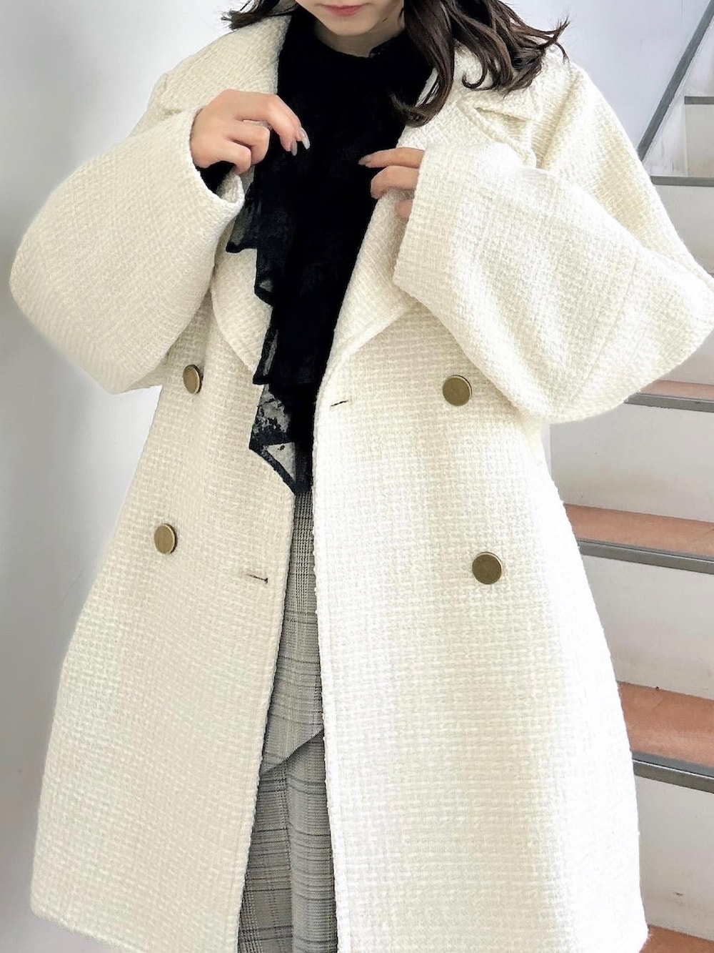 ホワイト系のその他アウター、ブラック系のTシャツ/カットソー、その他のスカートを着用したレディースの秋コーディネートの7枚目の写真