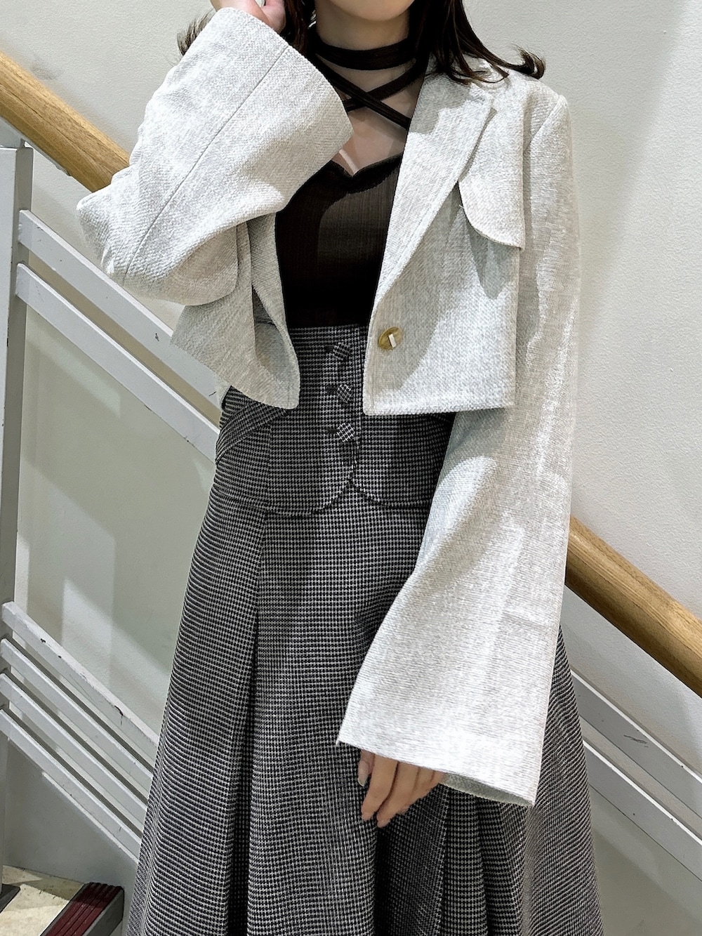 ブラウン系のワンピース、ホワイト系のテーラードジャケット、ベージュ系のパンプスを着用したレディースの秋コーディネートの7枚目の写真