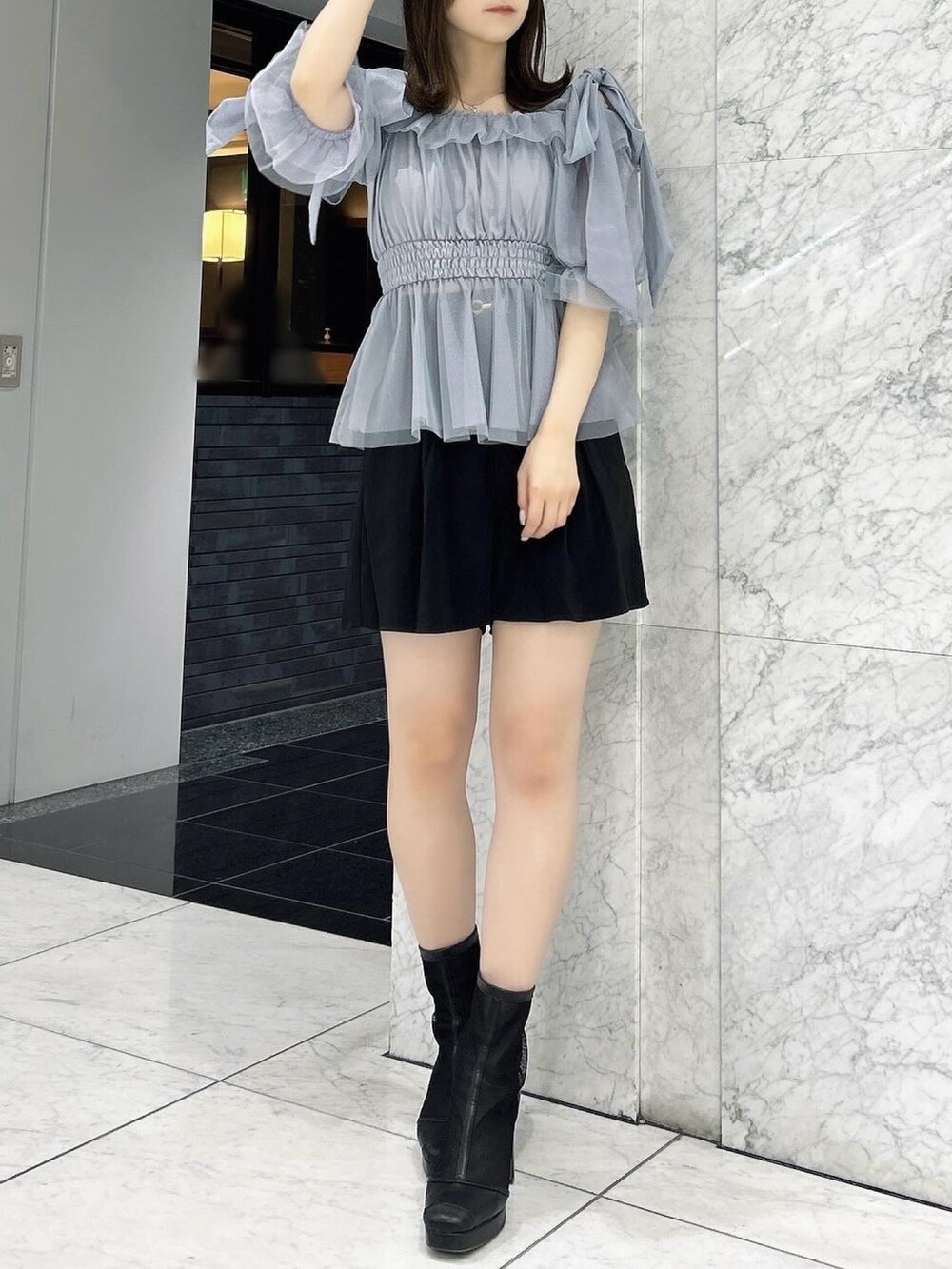 ブルー系のシャツ/ブラウス、ブラック系のその他パンツ、ブラック系のブーツを着用したレディースの夏コーディネートの3枚目の写真