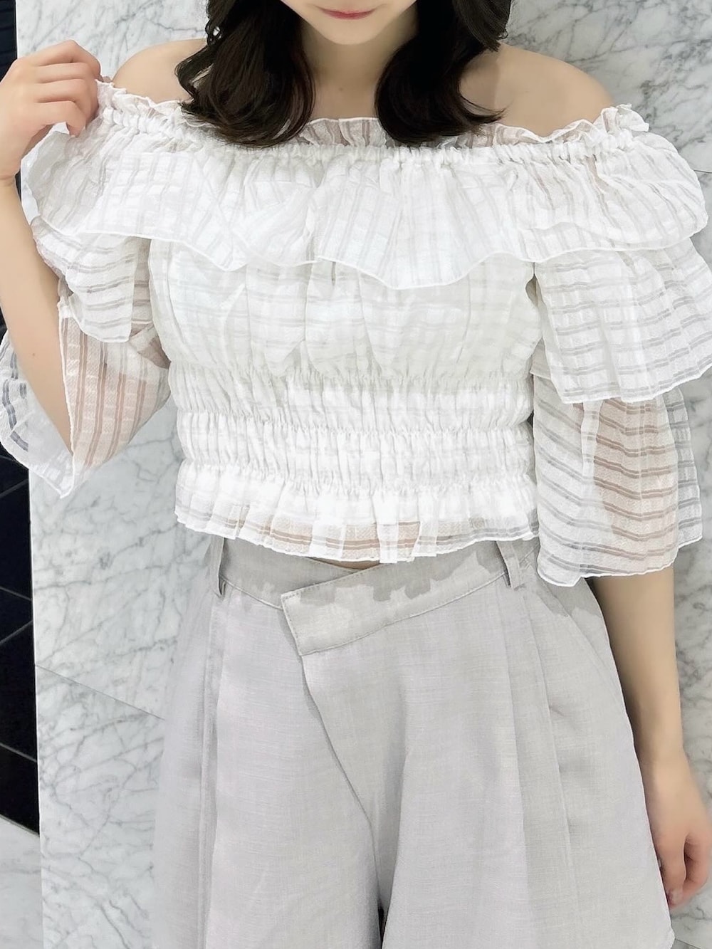 ホワイト系のシャツ/ブラウス、グレー系のカーゴパンツ、シルバー系のパンプスを着用したレディースの夏コーディネートの8枚目の写真