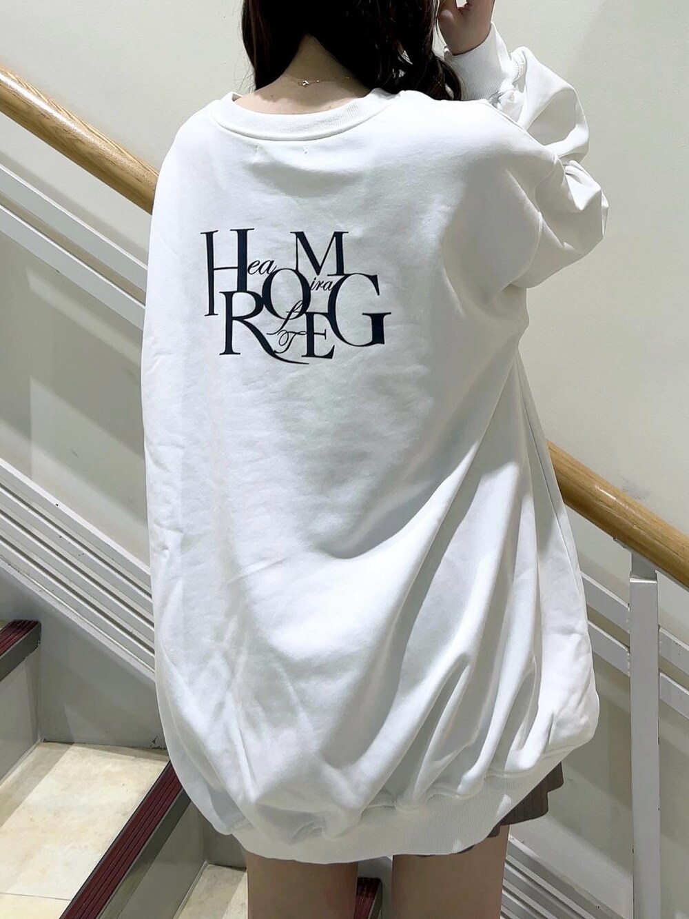 ホワイト系のTシャツ/カットソー、ベージュ系のスカート、ベージュ系のブーツを着用したレディースの冬コーディネートの8枚目の写真