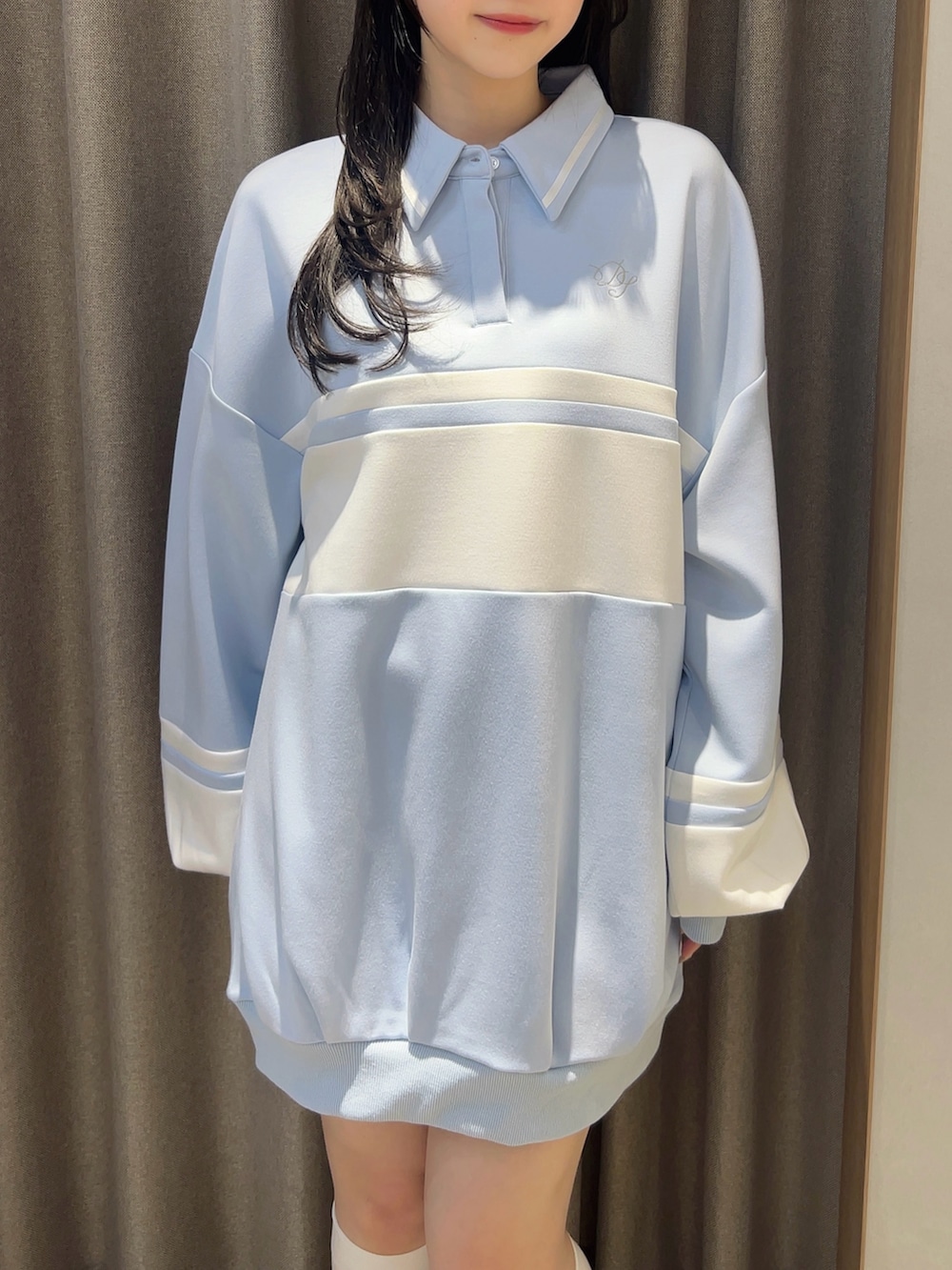 ブルー系のスウェットを着用したレディースの冬コーディネートの5枚目の写真