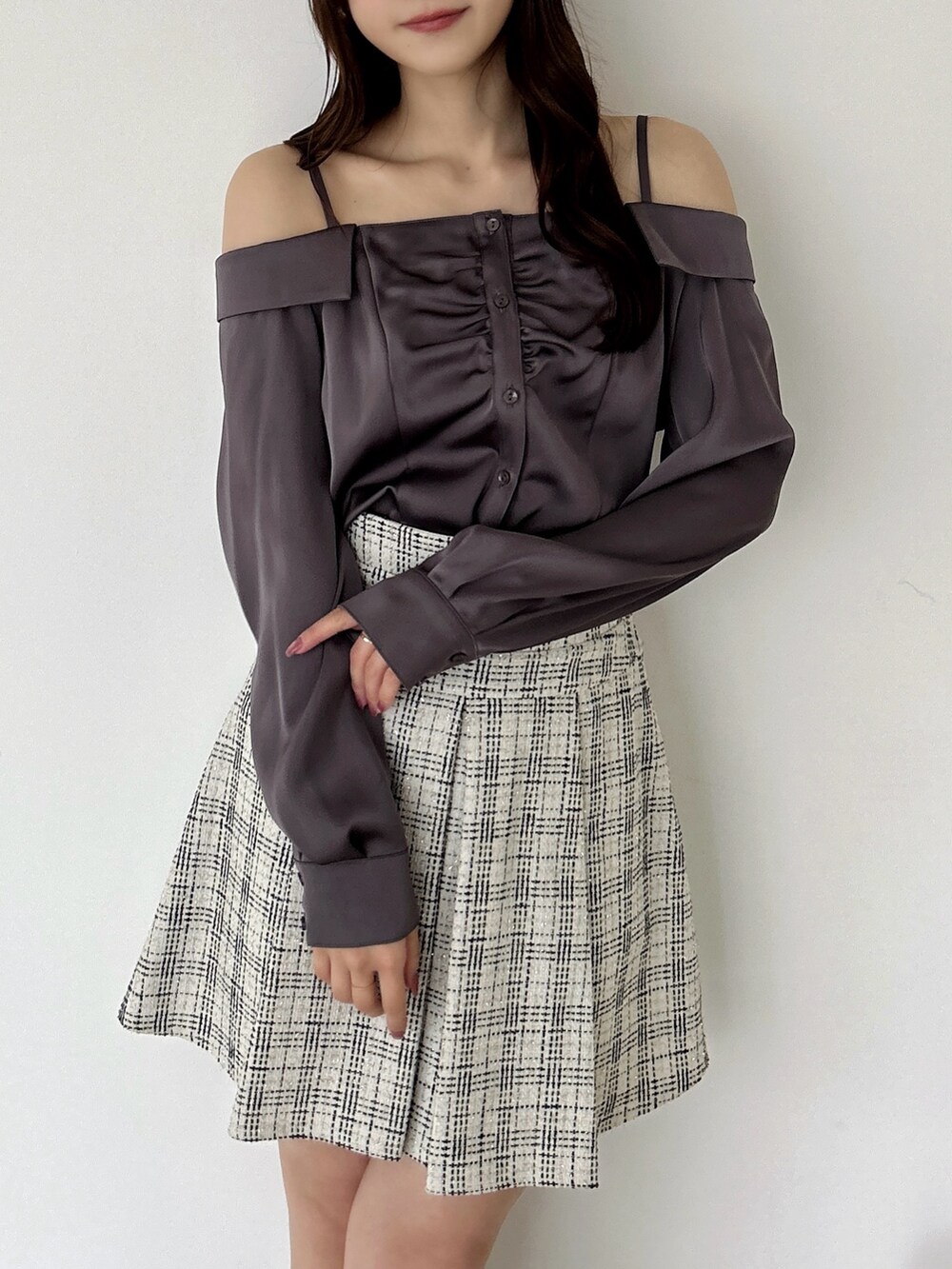 グレー系のシャツ/ブラウス、ホワイト系のスカート、ホワイト系のハンドバッグを着用したレディースの秋コーディネートの7枚目の写真