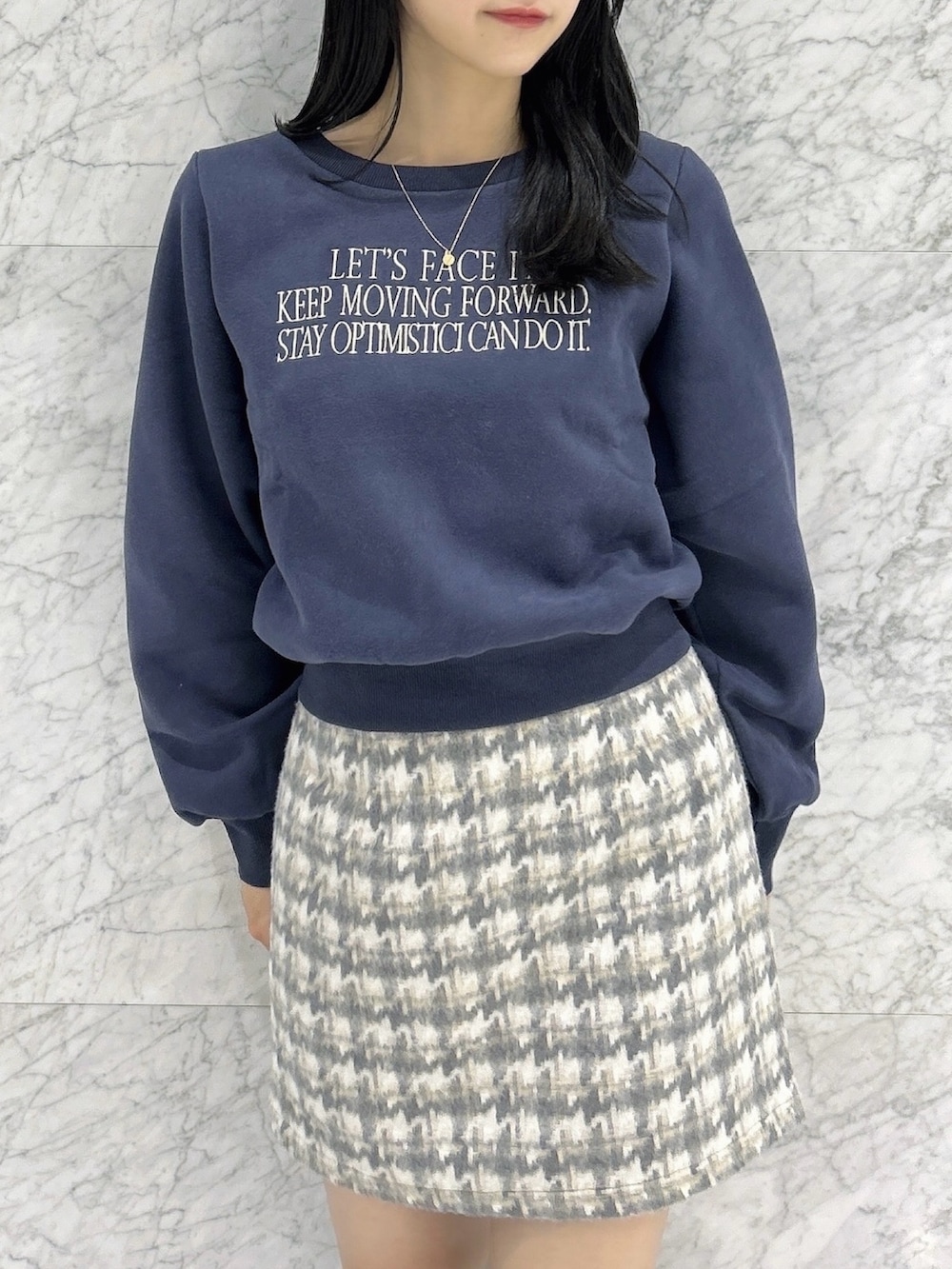 ブルー系のスウェット、その他のスカート、ベージュ系のブーツを着用したレディースの秋コーディネートの8枚目の写真