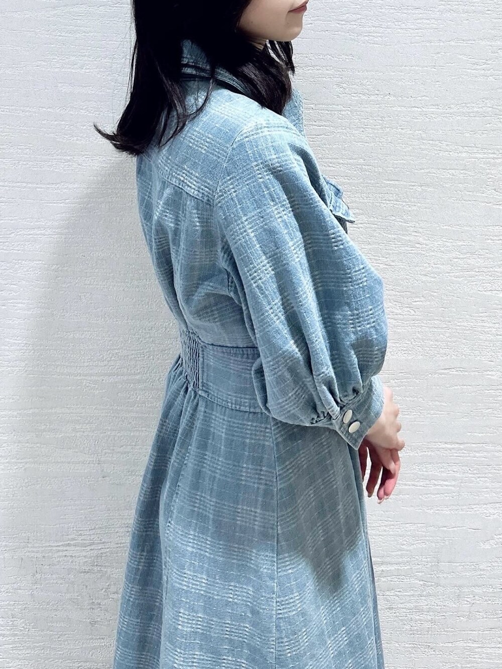 ブルー系のワンピース、ホワイト系のブーツを着用したレディースの冬コーディネートの10枚目の写真