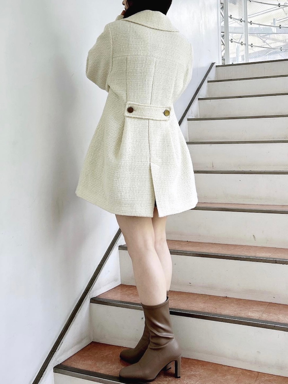 ホワイト系のその他アウター、ブラック系のTシャツ/カットソー、その他のスカートを着用したレディースの秋コーディネートの5枚目の写真