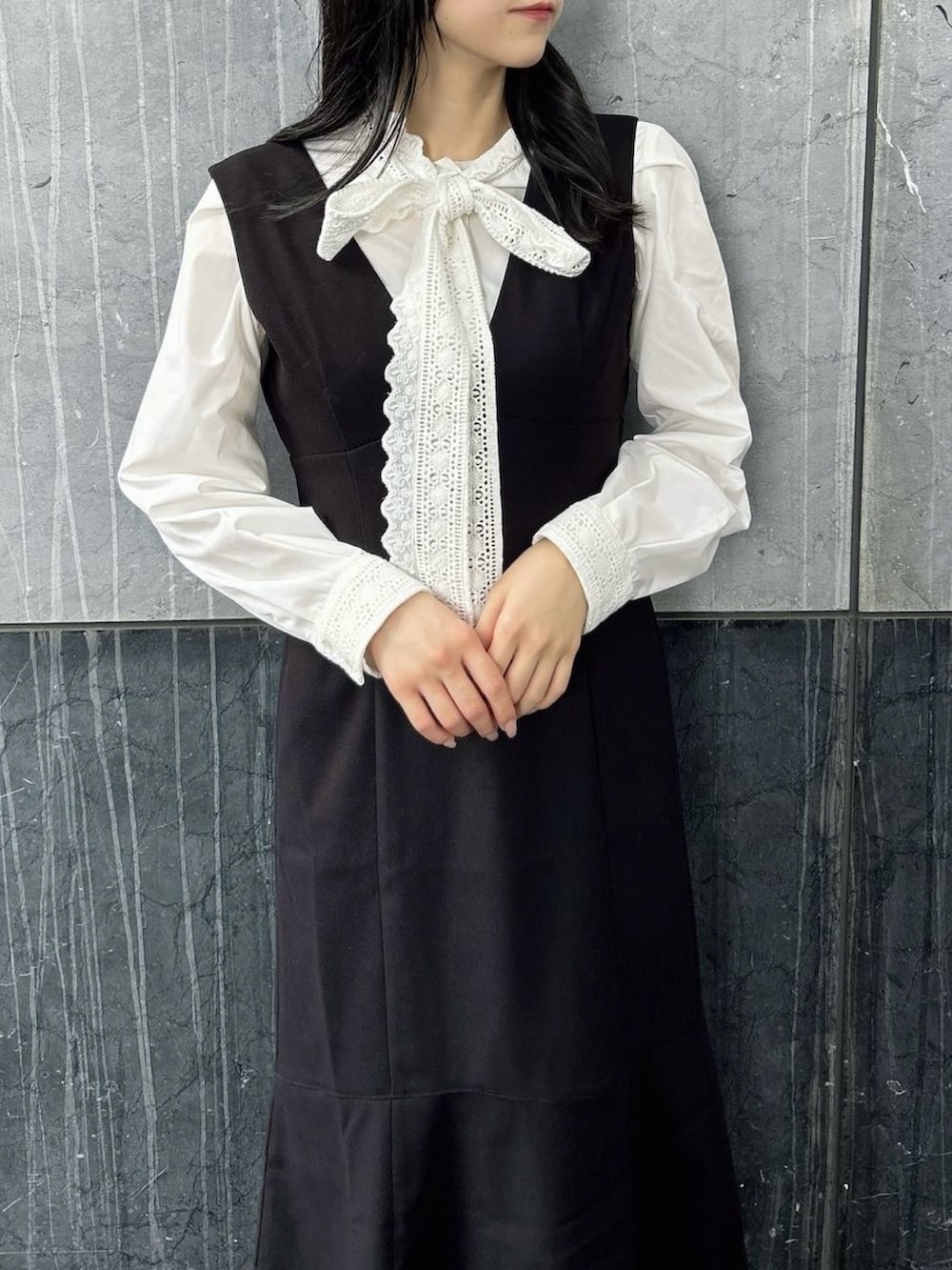 ホワイト系のシャツ/ブラウス、ブラック系のワンピース、ベージュ系のパンプスを着用したレディースの秋コーディネートの7枚目の写真