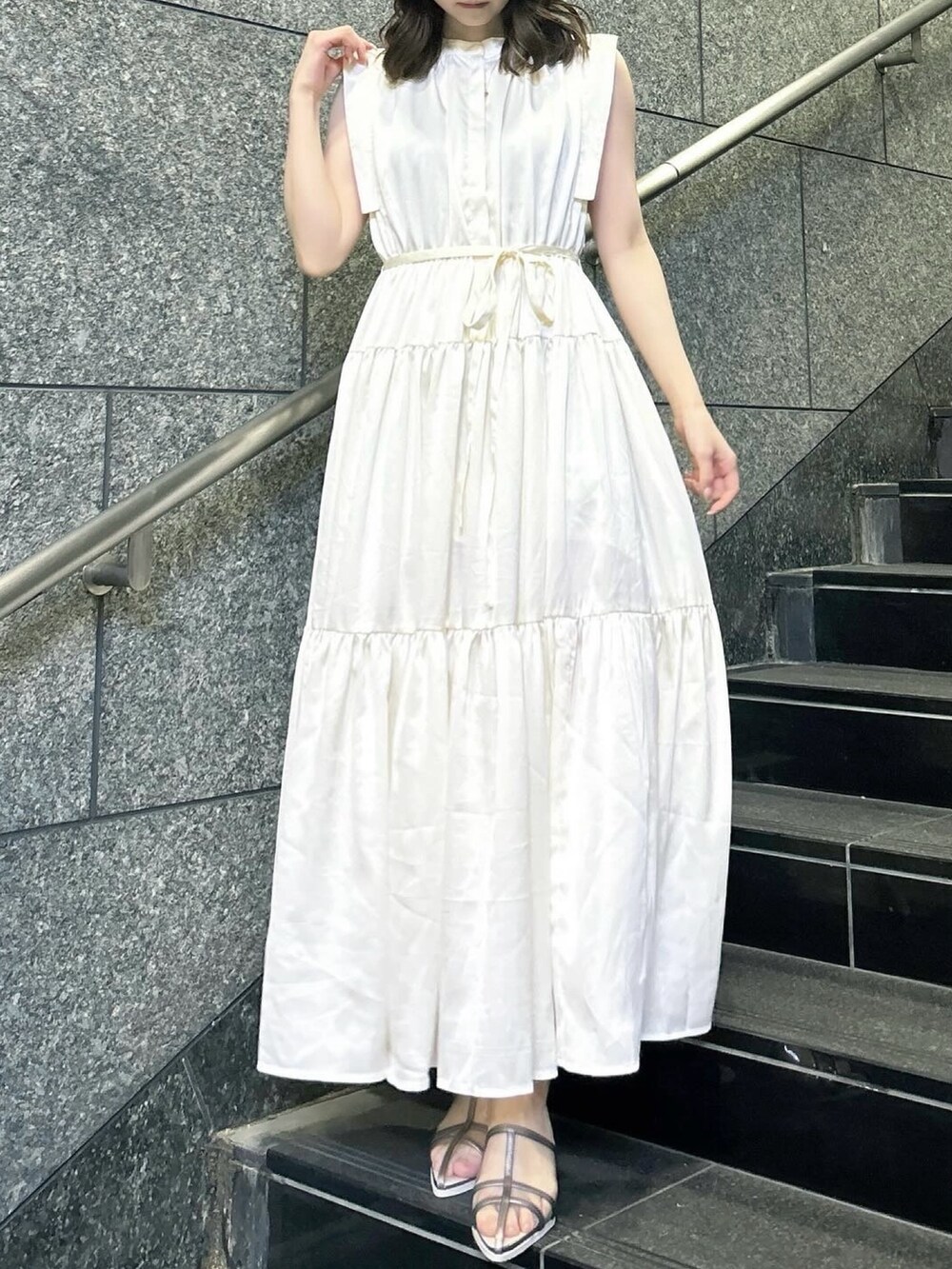 「dazzlin、ダズリン、夏コーデ、低身長コーデ、ラクチンコーデ、デートコーデ、お出かけコーデ、シンプルスタイル、きれいめカジュアル、ワンピース、ロングワンピース、ノースリーブ、メタリック、パンプス、骨格ウェーブ」｜「dazzlinのティアードノースリアソートワンピース（ワンピース、ホワイト系）」を使った、kahoさん（レディース・154cm）の夏コーディネートの4枚目の写真