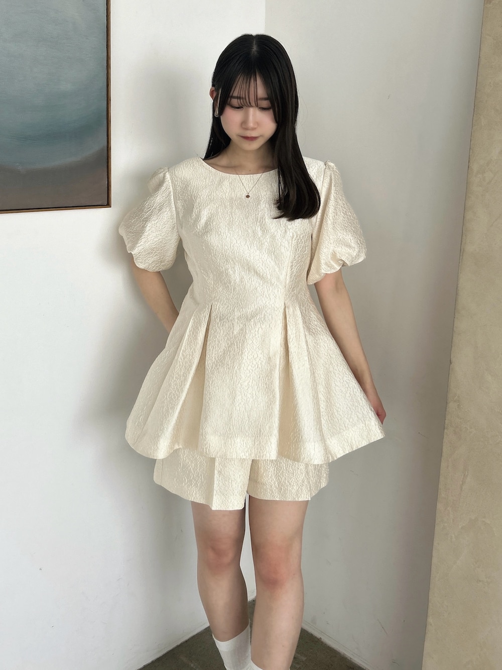 ホワイト系のシャツ/ブラウス、ホワイト系のその他パンツ、ブラウン系のローファーを着用したレディースの春コーディネートの7枚目の写真