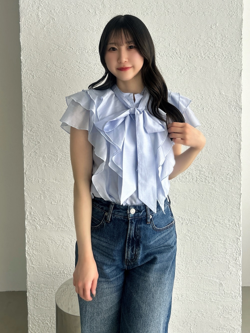 ブルー系のシャツ/ブラウス、ブルー系のデニムパンツを着用したレディースの春コーディネートの7枚目の写真
