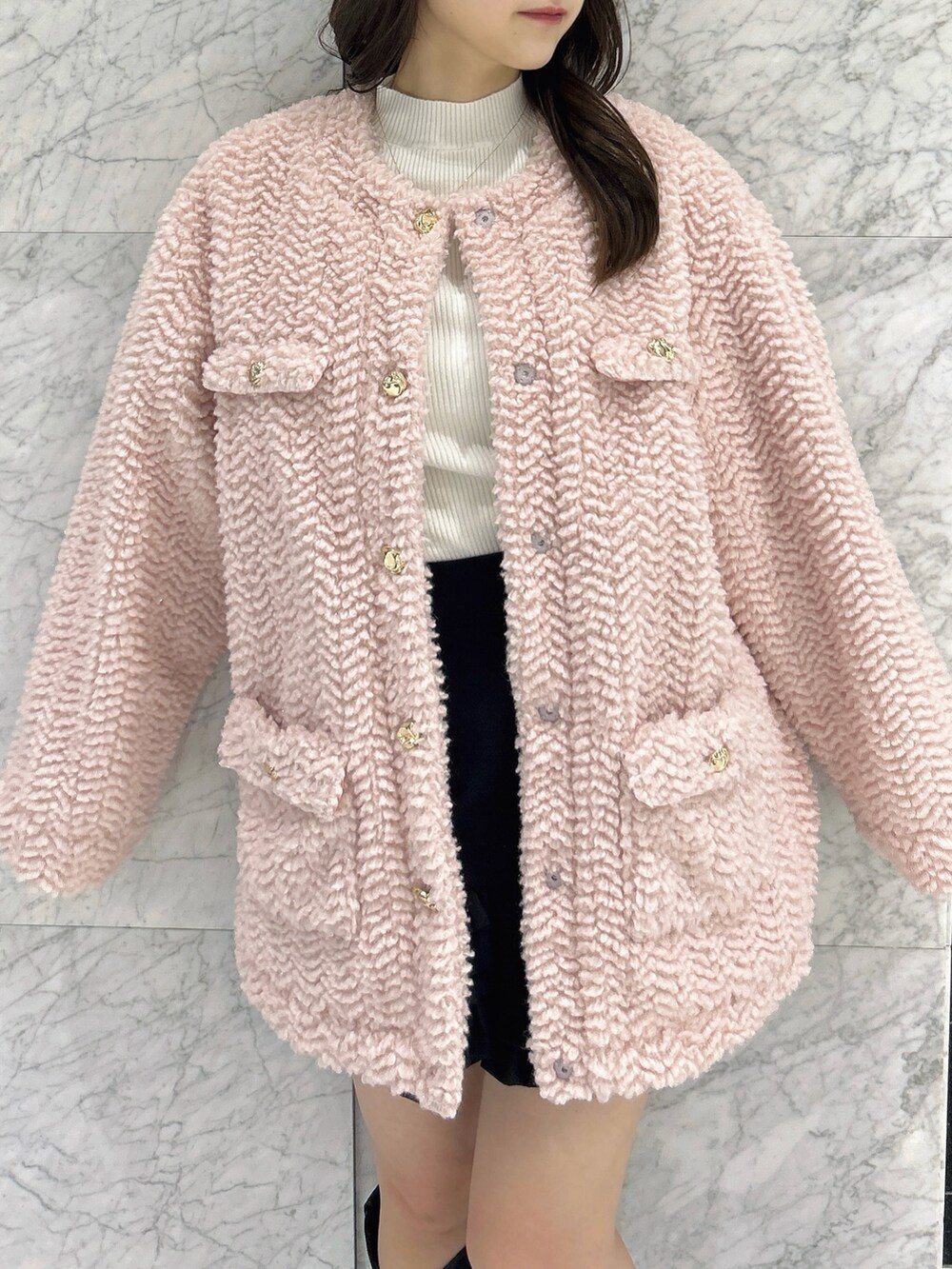 ピンク系のブルゾン、ブラック系のその他パンツ、ホワイト系のニット/セーターを着用したレディースの秋コーディネートの7枚目の写真