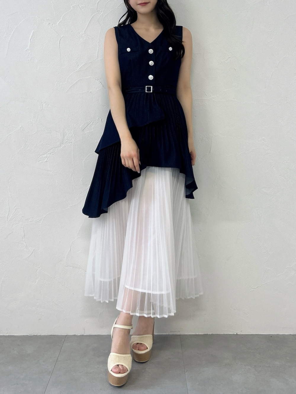 ブルー系のワンピースを着用したレディースの春コーディネートの2枚目の写真