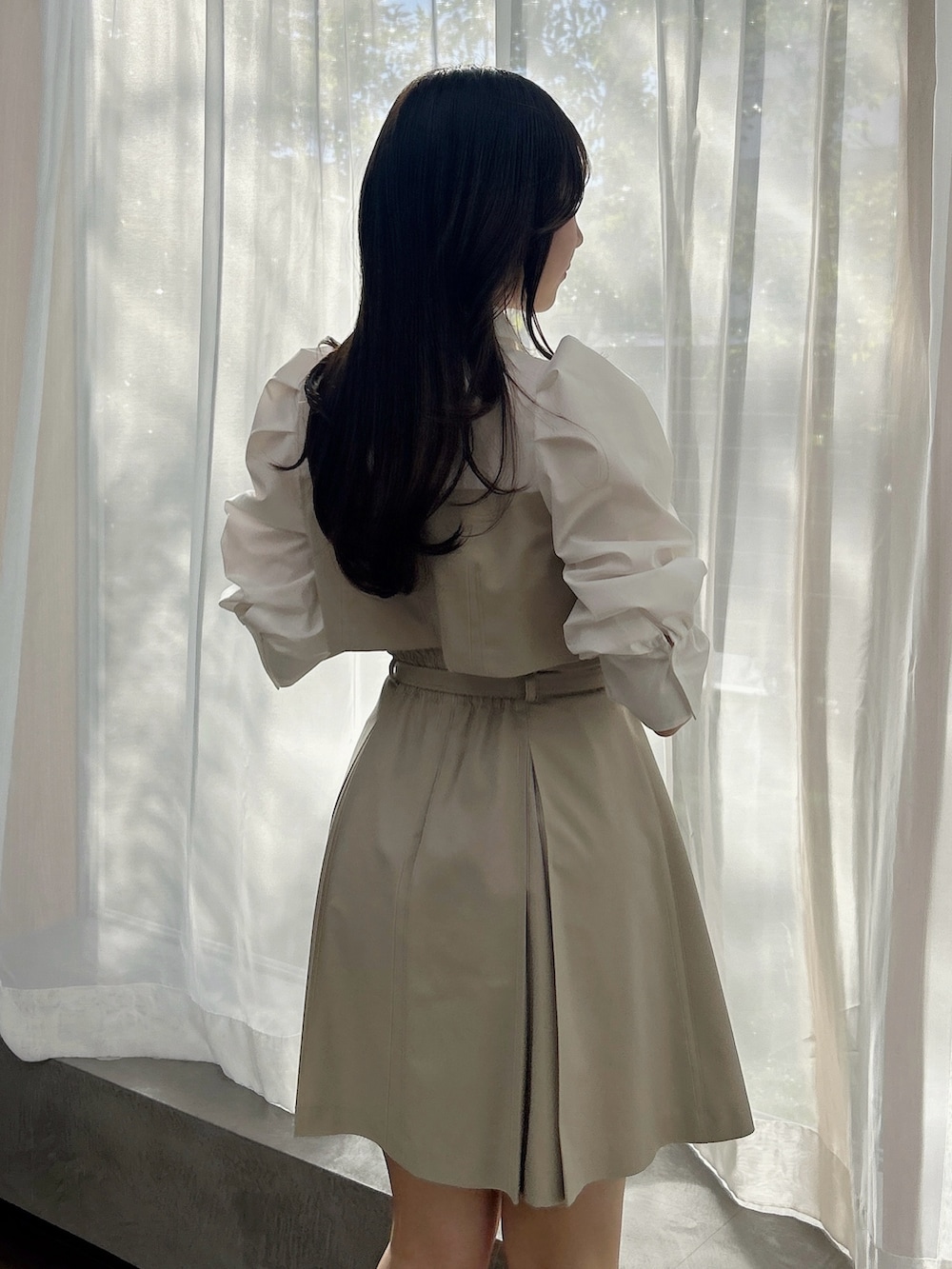 ベージュ系のワンピース、ブラウン系のパンプス、ブラウン系のハンドバッグを着用したレディースの春コーディネートの10枚目の写真