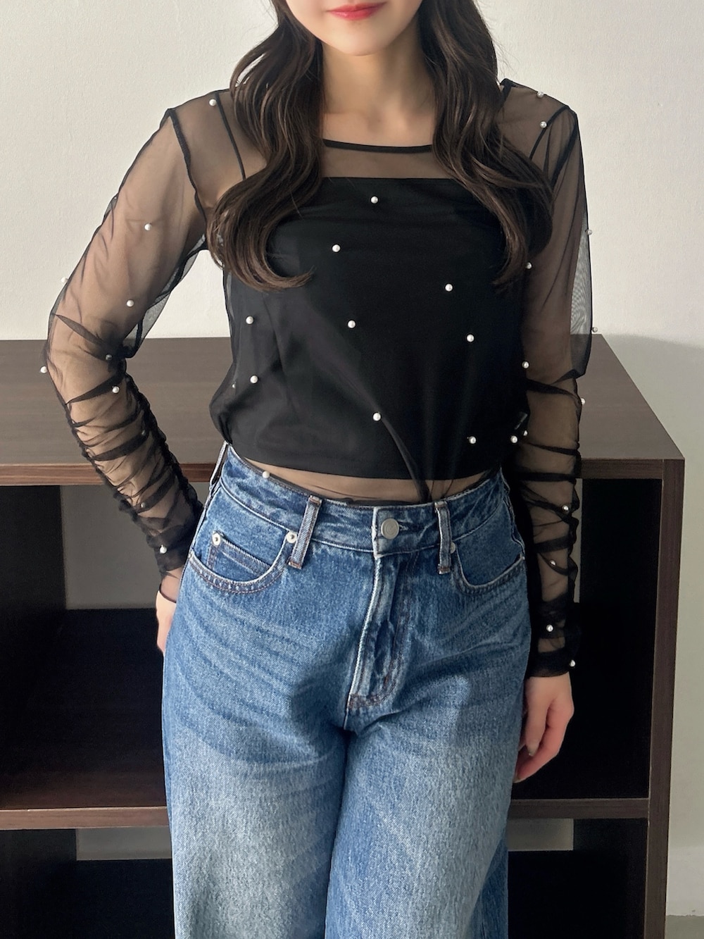 ブラック系のTシャツ/カットソー、ブルー系のデニムパンツを着用したレディースの春コーディネートの5枚目の写真