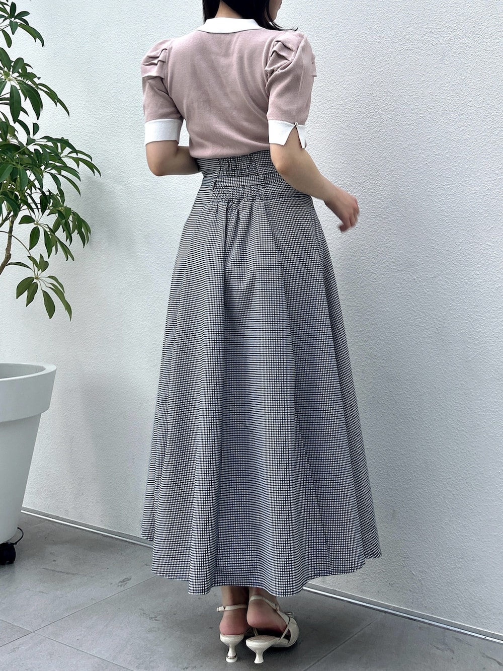 ピンク系のニット/セーター、その他のスカートを着用したレディースの冬コーディネートの5枚目の写真