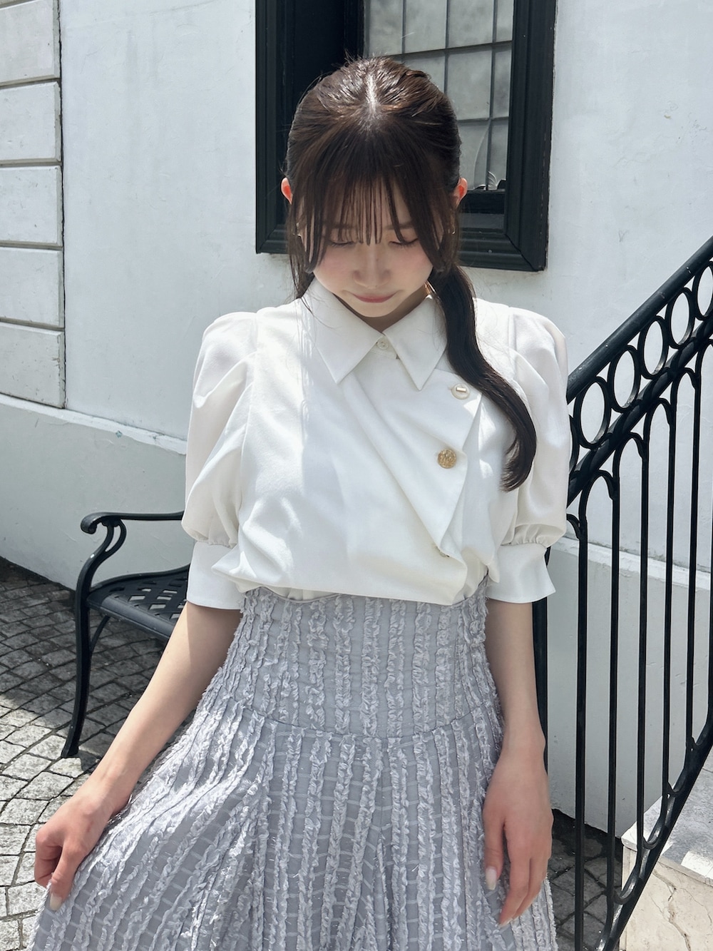 グレー系のスカート、ホワイト系のシャツ/ブラウスを着用したレディースの夏コーディネートの8枚目の写真