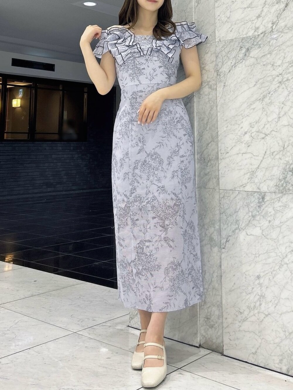 ホワイト系のパンプス、ブルー系のワンピースを着用したレディースの夏コーディネートの3枚目の写真