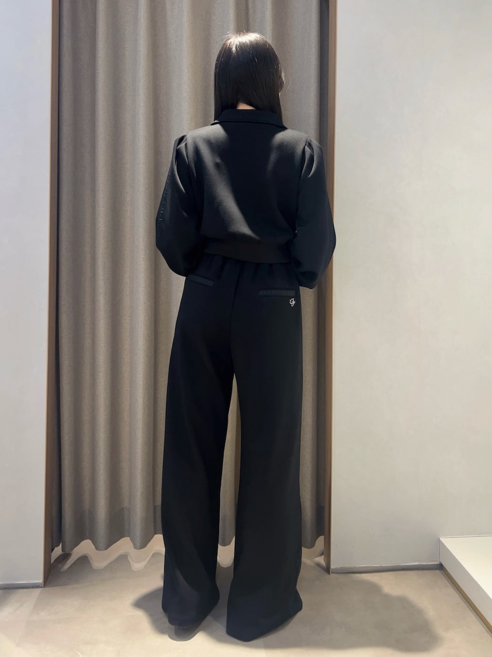 ブラック系のスウェットパンツ、ブラック系のスウェットを着用したレディースの冬コーディネートの3枚目の写真