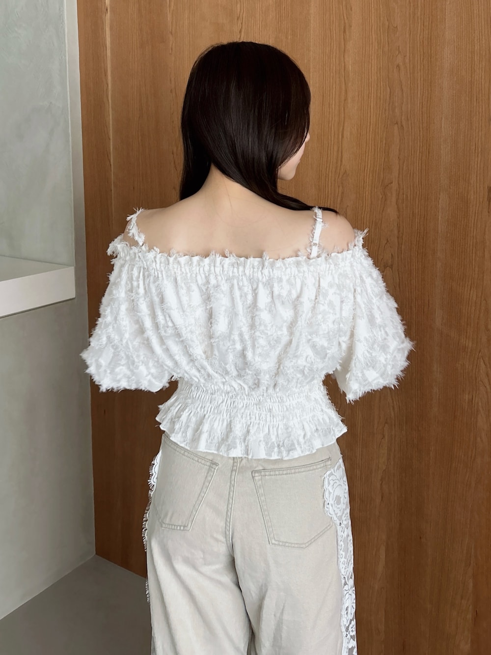 ホワイト系のシャツ/ブラウス、ベージュ系のデニムパンツ、ホワイト系のパンプスを着用したレディースの夏コーディネートの10枚目の写真