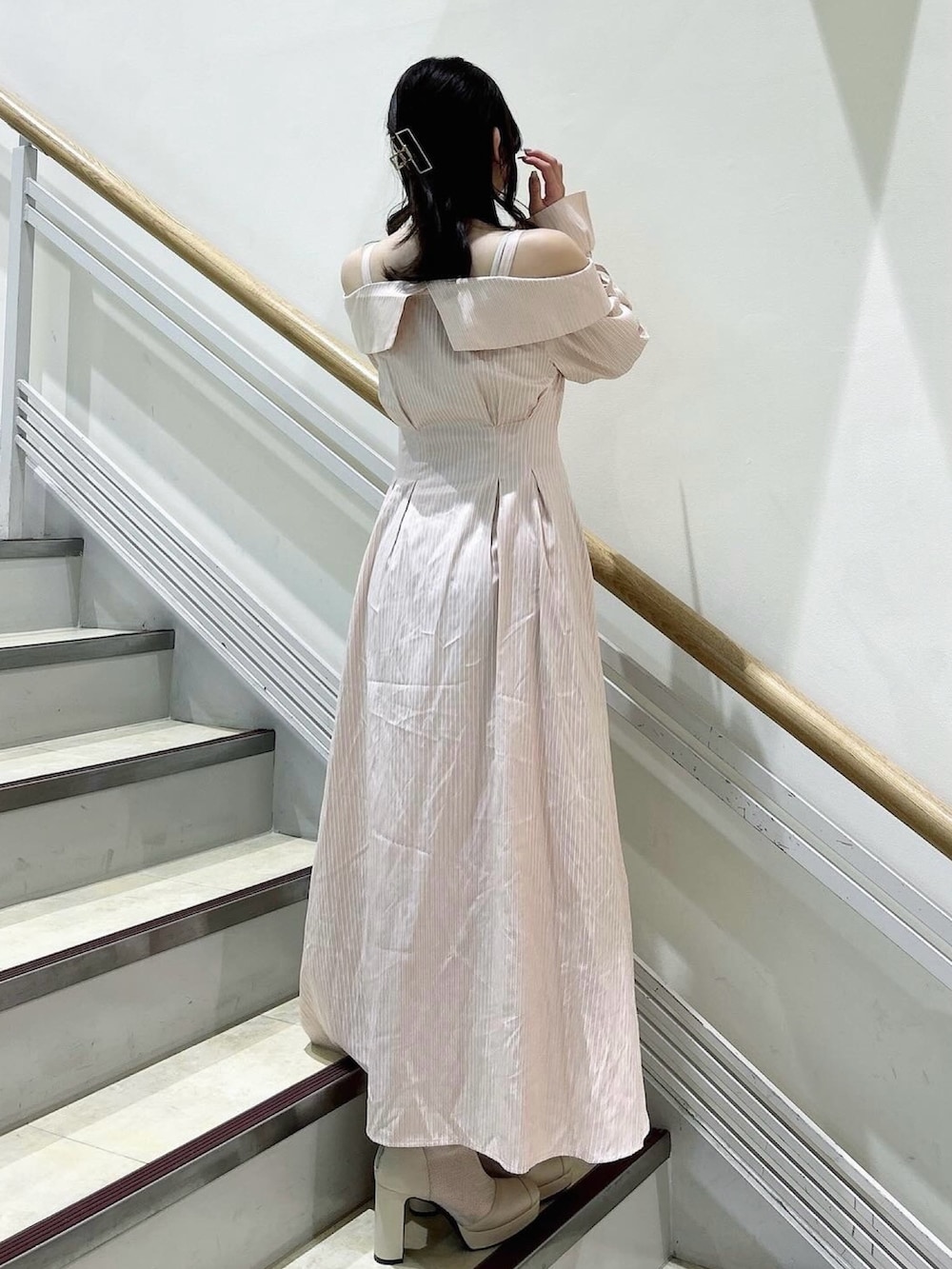 ホワイト系のブーツ、ピンク系のシャツワンピースを着用したレディースの春コーディネートの5枚目の写真