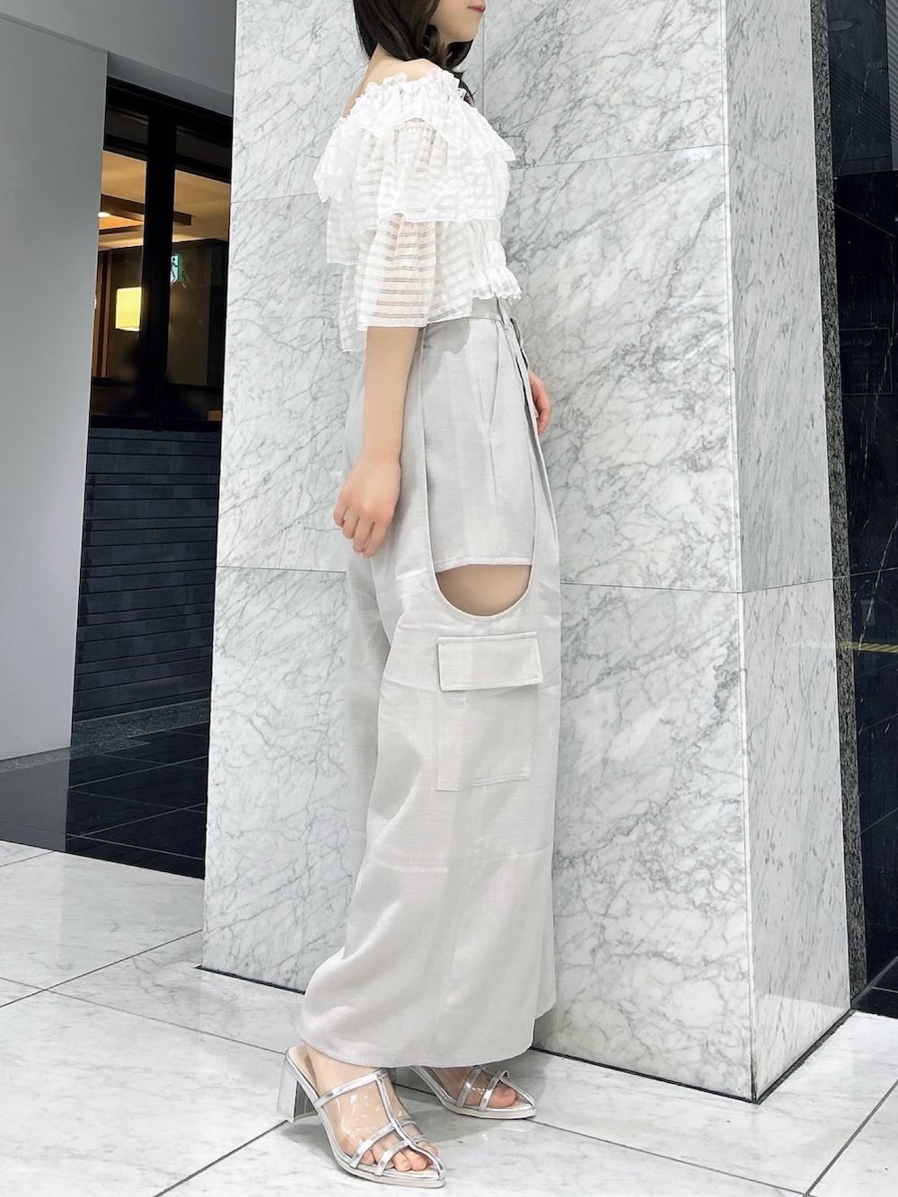 ホワイト系のシャツ/ブラウス、グレー系のカーゴパンツ、シルバー系のパンプスを着用したレディースの夏コーディネートの2枚目の写真