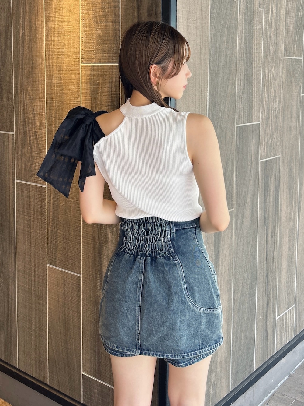 ホワイト系のニット/セーター、ブルー系のデニムパンツ、ホワイト系のサンダルを着用したレディースの秋コーディネートの9枚目の写真