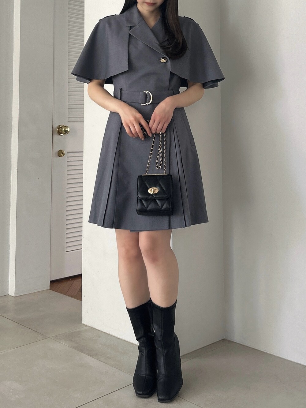 グレー系のワンピースを着用したレディースの秋コーディネートの4枚目の写真