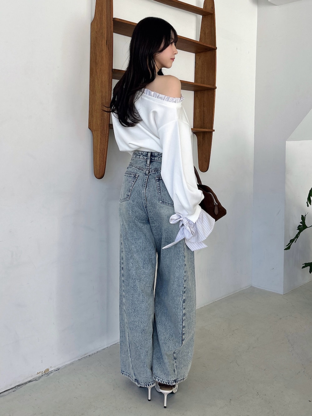 ホワイト系のTシャツ/カットソー、ブルー系のデニムパンツを着用したレディースの春コーディネートの5枚目の写真