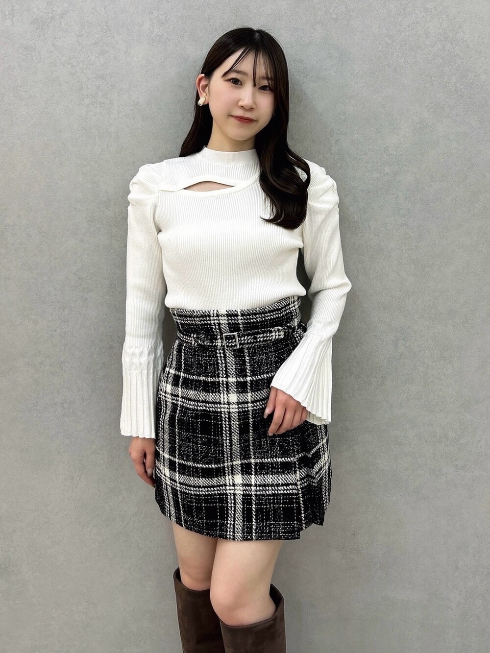 ホワイト系のニット/セーター、ブラック系のスカート、ブラック系のスカートを着用したレディースの冬コーディネートの5枚目の写真