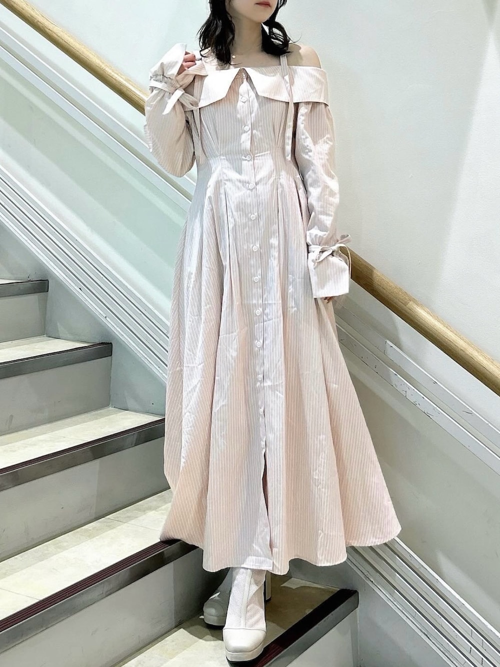 ホワイト系のブーツ、ピンク系のシャツワンピースを着用したレディースの春コーディネートの2枚目の写真