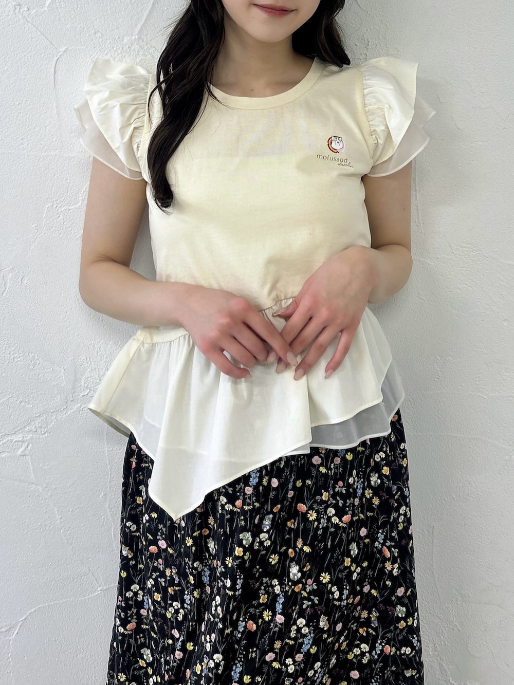 ベージュ系のTシャツ/カットソー、ブラック系のスカート、ホワイト系のサンダルを着用したレディースの春コーディネートの8枚目の写真