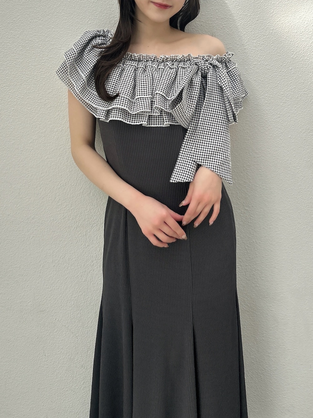 その他のワンピースを着用したレディースの春コーディネートの6枚目の写真